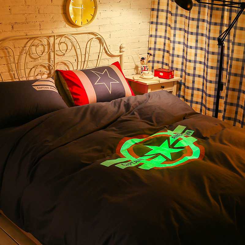 Fast bed. Постельное белье ночь. Постельное белье с человеком пауком. Светящиеся пододеяльники. Двуспальная кровать Марвел.